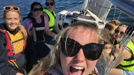 Piger ombord på sejlbåd